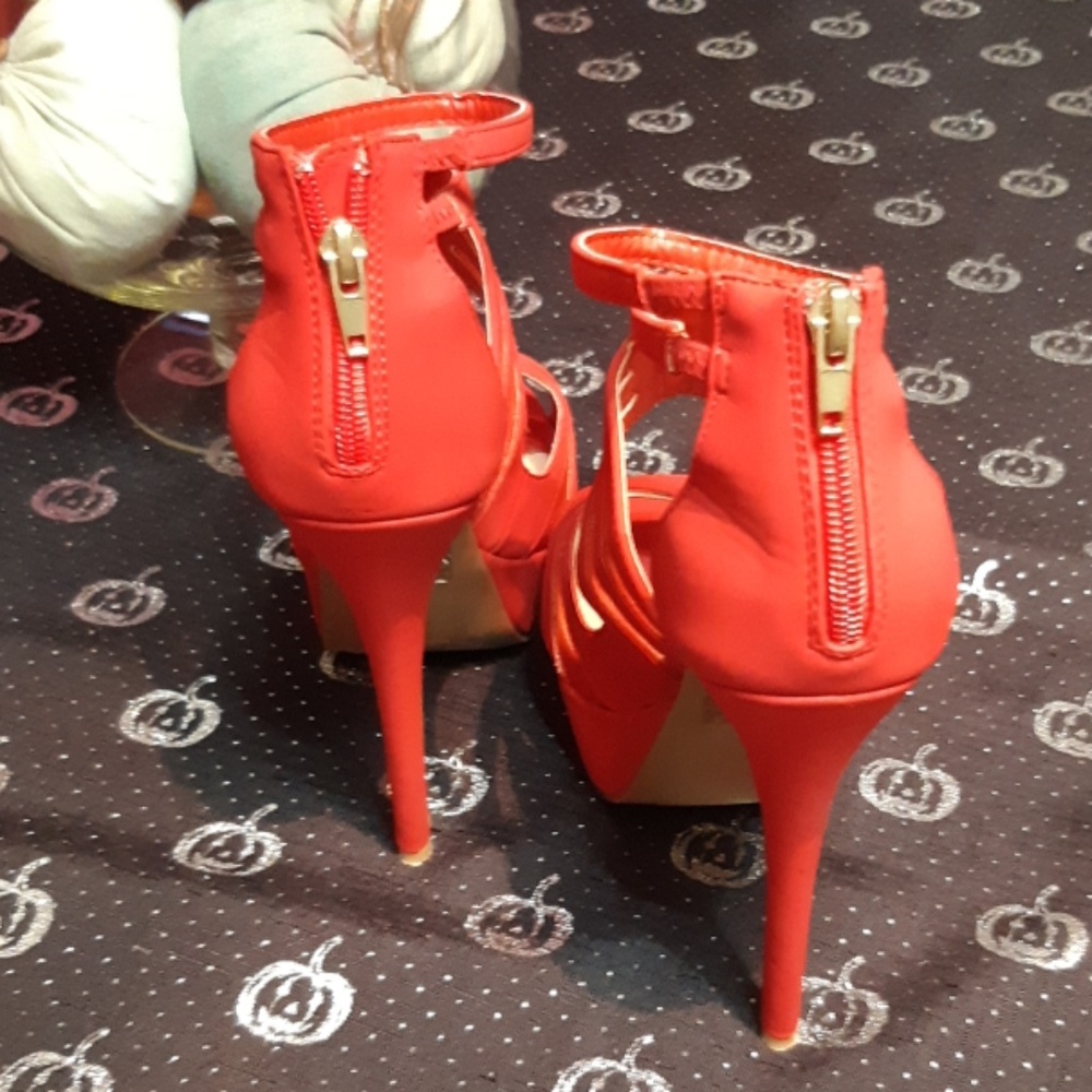 Red high Heels - Picture 2 of 4